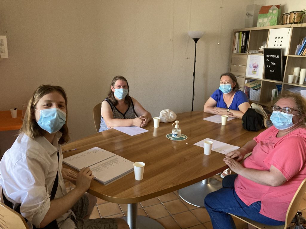 Les participants de l'atelier autour de la table tout sourire, derrière leurs masques (Covid oblige)